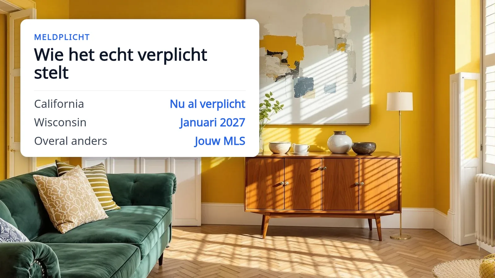Een virtueel gestylede woonkamer met diepgroene muren en een fluwelen bank, met daaroverheen een witte kaart met het kopje “Wie het echt verplicht stelt”, waarop California als nu al geldend staat, Wisconsin vanaf januari 2027, en overal elders je MLS