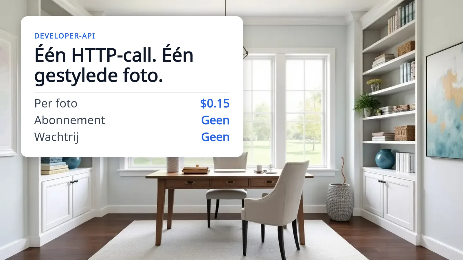 Een ingerichte thuiswerkplek met een houten bureau en ingebouwde schappen, met daaroverheen een witte kaart met de kop “Eén HTTP-call. Eén gestylede foto.” die $0.15 per beeld en geen abonnement vermeldt